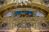 <center>LA SALLE DES CONFERENCES </center>Dans les deux médaillons, des putti symbolisent la justice (balance et épée) et la force ((faisceau et feuilles de chêne). Au dessus, trois figures féminines représentent l'artisanat (la filature du lin qui a changé le système des tissus), l'agriculture et les sciences (la photographie qui rend instantané la reproduction des objets) dans un tableau d'un des frères Balze, Jean Antoine Raymond.