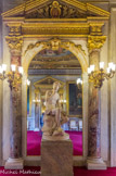<center>SALON DES MESSAGERS D'ÉTAT </center> Antichambre du temps de Marie de Médicis, cette salle a été transformée par Chalgrin en Salon des Messagers d'État de l'Empire (intermédiaires entre les pouvoirs publics, portant les lois et actes officiels). Du décor architectural de Chalgrin subsiste notamment les avant-corps avec entablement posé sur deux colonnes de marbre sarrancolin à chapiteau composite qui proviendraient des Thermes de Julien.