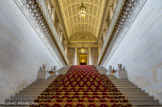 <center>ESCALIER D'HONNEUR </center>  Au-dessus des portes, bas-reliefs en pierre représentant des Victoires. Ils représentent Minerve et ses attributs, encadrée de deux génies ailés lui présentant des couronnes de chêne et de laurier,  par  Claude  Ramey (1754-1838)  et François  Duret(1732-1816).
