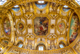 <center>LA SALLE DES CONFERENCES </center> Elève du baron Antoine-Jean Gros (1771-1835), Adolphe Brune (1802-1875) interprète l'histoire contemporaine du Second Empire, dans deux compositions illustrant la France guerrière et la France pacifique. Adolphe Brune peint également les médaillons intermédiaires, où des anges porteurs de divers attributs exaltent la France chrétienne, la France guerrière, la Chevalerie et les grandes découvertes. Au centre, L'Âge de la victoire, encadré par deux médaillons, La France chrétienne, à gauche, et La France guerrière, à droite.