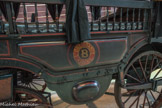 <center>Musée des Arts et Métiers.</center> Omnibus à vapeur l’Obéissante.
Amédée Bollée 1873. Le 9 octobre 1875, Amédée Bollée parcourt avec l’Obéissante les 230 kilomètres séparant Le Mans de Paris en 18 heures, arrêts pour les prises d’eau et repas compris. L’Obéissante a été la première voiture motorisée privée autorisée à circuler dans Paris.