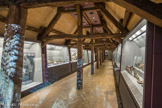 <center>Musée des Arts et Métiers.</center> L’instrument scientifique.
Les instruments scientifiques existent depuis que l’homme s’est mis en quête de mesurer son champ ou d’observer les mouvements des astres. Constamment améliorés, ils ont permis, dès la fin de la Renaissance, de mieux comprendre les phénomènes naturels et le: vivant. Avec le siècle des Lumières, la science se montre dans les salons et les cabinets. A |f§ cet âge du spectacle succède, au XIXe siècle, l’âge du laboratoire. Aujourd’hui les instruments, bien que plus discrets, ont conquis notre univers quotidien sous -la forme de capteurs, de calculettes, de télécommandes ou d’appareils de mesure les plus divers.