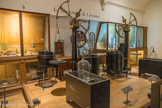 <center>Musée des Arts et Métiers.</center> Le laboratoire de Lavoisier. Antoine-Laurent de Lavoisier (1743-1794) est le véritable fondateur de la chimie moderne. Il investit la majeure partie de sa fortune, accumulée grâce à sa charge de fermier général, pour faire réaliser, par les meilleurs constructeurs de son temps, les instruments scientifiques qui firent la renommée de son laboratoire, installé à l’Arsenal.
Rien ne se perd...
Il fait construire entre 1785 et 1787, par Mégnié, deux grands gazomètres pour réaliser l’expérience de la synthèse de l’eau. Avec ces balances de précision, il pèse les deux gaz — hydrogène et oxygène — qu’il introduit ensuite dans un ballon pour les recomposer grâce à une étincelle électrique et obtenir ainsi quelques grammes d’eau. Il démontrera ainsi la loi de conservation des masses.
La passion du laboratoire
Au-delà de l’instigateur de la « révolution chimique » du XVIIIe siècle, Lavoisier fut un savant curieux de tout, profondément inspiré par l’esprit des Lumières.
Son laboratoire nous en montre quelques facettes : météorologiste, géologue, thermicien et physiologiste, il a exercé partout le même esprit moderne de rigueur dans la méthode et de précision dans les mesures.