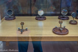 <center>Musée des Arts et Métiers.</center> En septembre 1862, Léon Foucault parvient à mesurer la vitesse de la lumière à l’intérieur même d’un laboratoire. L’expérience se passe dans une salle de l'Observatoire de Paris et trois personnages forts différents y assiste : l'astronome Le Verrier, directeur de l'Observatoire, l'ingénieur au Froment et le facteur d'orgue Cavaillé Coll.
La méthode, finalement simple, imaginée par Foucault, consiste à piéger la lumière au cours du trajet de faisceau lumineux à travers un petit miroir tournant, une lentille et quatre miroirs sphériques. Entre ses passages aller et retour, le faisceau a parcouru 20 mètres, et le miroir a légèrement tourné. C’est de la mesure de cet angle de déviation que Foucault en déduit la vitesse de la lumière.
Les habiles constructeurs.
Le succès de l’expérience doit beaucoup à l’imagination de Foucault, , mais aussi au talent des constructeurs : Gustave Froment pour le miroir avec sa turbine tournante à 24 000 tours/minute, et Aristide Cavaillé Coll pour sa soufflerie à air comprimé.