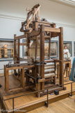<center>Musée des Arts et Métiers.</center> Métier à tisser les façonnés de Vaucanson. Restée à l’état de prototype sans descendance directe, cette mécanique inspire d’autres inventeurs, comme Jacquard qui la remettra en marche au Conservatoire des arts et métiers au début du XIXe siècle.