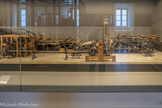 <center>Musée des Arts et Métiers.</center> Machine à fabriquer le papier, vers 1830.
A la fin du XVIIIe siècle, le papier reste relativement rare et cher, or la demande ne fait qu’augmenter. la « machine a faire le papier d’une très grande longueur », brevetée par Louis-Nicolas Robert en 1799, va permettre de fournir aux imprimeurs des papiers de tous formats et de soutenir le développement formidable de l’édition.
Une fabrication en continu Le procédé mécanique suit au plus près les gestes des artisans. La pâte à papier est préparée dans des piles à cylindres - invention hollandaise du XVIIe siècle - qui déchirent les chiffons de chanvre, de lin, ou de coton. Déversée dans la cuve, la pâte liquide passe sur la toile sans fin de la machine qui est agitée mécaniquement. La feuille formée passe ensuite entre plusieurs presses garnies de feutres puis entre des cylindres sécheurs avant de s'enrouler sur des bobines en fin de parcours.
Du chiffon au bois
Les premiers clients des papeteries mécaniques sont les journaux et les fabricants de papier peint. En 1834, la France compte cinquante- quatre machines à papier ; dix ans plus tard, deux cents machines ont été construites ! L’augmentation de la production encourage vite les papetiers à se mettre à la recherche d’une matière première de substitution : la cellulose extraite du bois. La pâte de bois supplante définitivement le chiffon vers 1880.