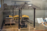 <center>Musée des Arts et Métiers.</center> Halle de coulage des glaces, vers 1890.
En 1693, la Manufacture royale des glaces s’installe à Saint-Gobain, dans l’Aisne, pour exploiter un nouveau procédé de mise en forme : le coulage. La mise en forme de la glace échappe au souffle de l’homme. Passé la tourmente révolutionnaire et la fin de son monopole, la compagnie sait conserver une avance à la fois technique et financière dans ce secteur en pariant sur des produits de qualité.
Coulée sur table
Les matières premières du verre à glace, sable, soude et chaux, soigneusement préparées, sont fondues dans un pot à 1500 °C.
Le pot est amené jusqu’à la table de coulée sur un chariot, puis manœuvré par une grue.
Il est déversé en une fois sur la table. La pâte est écrasée par un rouleau et enfournée directement dans un four de recuisson: la carcaise. Dans ce four à température décroissante, la feuille de glace séjourne plusieurs jours pour stabiliser les tensions internes.
Le miroir. La glace brute est longuement polie, sur chaque face. En effet c’est la planéité parfaite des deux faces qui garantit une vision sans déformation. Produit transparent utilisé comme vitrage de qualité, pour les devantures de magasin en particulier les plus belles glaces sont argentées et transformées en miroirs.
