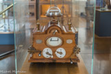 <center>Musée des Arts et Métiers.</center> Le télégraphe électrique à signaux Chappe
Devant la réussite et la supériorité du télégraphe électrique, l’administration française fait réaliser un système original de télégraphe électrique reproduisant les mouvements du télégraphe Chappe. Il permet ainsi d’employer les stationnaires des tours sans nouvel apprentissage.
Poste télégraphique complet système Pouget-Maisonneuve, 1850. Réalisé par Loiseau.