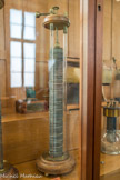 <center>Musée des Arts et Métiers.</center> Pile de Volta, 1799.
Au XVIIIe siècle, le phénomène électrique est étudié, expérimenté, enseigné ; il enthousiasme les cours et les salons. Mais il faut attendre 1799 et l’invention de la pile par volta pour pouvoir disposer d’une source de courant permanente qu’on pourra exploiter autrement que pour les émois d’une foule avide de sensations.
L'invention de Volta
L’Italien Alessandro Volta découvre en 1799 que le contact de deux métaux différents produit un courant électrique. On découvrira plus tard que ce sont plutôt les réactions chimiques entre les métaux et une solution salée qui provoquent la circulation du courant.
Volta « empile » alternativement des disques de zinc, d’argent et de carton imbibé de solution salée; il présente sa pile en 1800 à Napoléon et l’Académie des Sciences. Le succès est total.
Des usages de la pile.
Les expériences s’orientent désormais vers l’étude du courant électrique et abandonnent l’électrostatique. Les chimistes l’utilisent pour décomposer des solutions et découvrent ainsi de nouveaux éléments.
Sir Humphry Davy réalise, grâce à la pile, l’are électrique utilisé exclusivement pour l’éclairage public. L’origine de la pile est oubliée, mais certainement pas l’objet, de plus en plus présent dans notre quotidien.