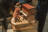 <center>Musée des Arts et Métiers.</center> Le singe au piano, vers 1900. Réalisé par Gustave Vichy.