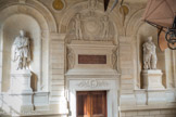 <center>Musée des Arts et Métiers.</center> En 1786, l’architecte François Soufflot le Romain dota le long bâtiment du dortoir d’un escalier monumental coiffé d’un plafond à l’impériale. Son décor fut modernisé au XIXe siècle, afin d’évoquer la nouvelle destination des lieux. Les voussures portent quatre reliefs dans les angles, représentant Les Sciences, Les Arts, L’Industrie et L’Agriculture. L’escalier, bordé de rampes et de garde-corps à entrelacs, s’élève jusqu’à un palier intermédiaire dont le mur du fond est creusé de niches abritant les statues de l’agronome Olivier de Serres (1539-1619) et de l’inventeur Jacques Vaucanson (1709-1782).