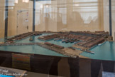 <center>Musée des Arts et Métiers.</center> Port de la Joliette Marseille, fin XIXe siècle.
L’apparition et le développement de la navigation à vapeur bouleversent les données du monde maritime en introduisant la rapidité, la régularité des liaisons et un tonnage croissant des cargaisons transportées.
Les ports sont également transformés par l'arrivée des chemins de fer jusque sur les quais.
La Joliette, un port artificiel à l'écart de la ville.
Vers 1840, le Vieux-Port de Marseille, cœur de la ville, est engorgé.
Le port de la Joliette est créé sur les plans de l’ingénieur Montluisant entre 1844 et 1853 par la construction d’une digue en eau profonde, à l’écart du centre. Il est équipé d'entrepôts ou «docks» modernes et mécanisés, comportant d’immenses hangars de déchargement à structure métallique et de nombreux magasins à étages pour le stockage.
Un port et une gare
Le port de la Joliette est desservi par le chemin de fer dès 1848. Les quais sont assez larges pour qu’y aboutissent des voies ferrées, permettant de transborder directement les marchandises des bateaux aux trains.
Le port et sa gare assurent la jonction du commerce continental avec le commerce méditerranéen et colonial d’Afrique, d’Amérique et, grâce à l’ouverture du canal de Suez en 1869 d’Asie. Vers 1880, Marseille est le premier port d’Europe continentale.