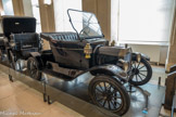 <center>Musée des Arts et Métiers.</center> Ford T, 1908. L’automobile reste un véhicule artisanal de luxe jusqu'à ce que le constructeur américain Henry Ford produise à partir de 1908, grâce à l’adoption du travail à la chaîne, la première voiture de grande série, le modèle «t ». En vingt ans, il en vend quinze millions, bouleversant le mode de vie américain.
Les inventeurs français dominent les débuts de l’automobile comme de l’aéronautique, puis le relais est pris par les constructeurs américains. Henry Ford applique dans son usine située près de Detroit (Michigan) les principes de la standardisation et du travail à la chaîne : modèle unique vendu à bas prix, décomposition du travail en tâches élémentaires et chronométrées, fourniture en grande série de pièces détachées interchangeables.