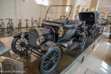 <center>Musée des Arts et Métiers.</center> Ford T, 1908. « Lizzie », l'automobile pour tous.
Robuste et stable sur des roues hautes, écartées en pattes d’araignée pour rouler sur une voie ferrée si les routes sont impraticables, la Ford T surnommée « Lizzie » peut rouler à 70 km/h. Elle est facile à conduire avec sa boîte de vitesses automatique et ses trois pédales de marche avant, arrière et de frein. Son énorme succès commercial transforme la vie quotidienne des Américains, dont une voiture neuve sur deux est une Ford T en 1920. Les méthodes de Ford sont imitées par les industriels européens, notamment par le Français André Citroën.