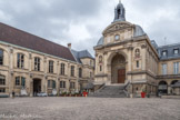 <center>Musée des Arts et Métiers.</center> Cour d'honneur. De grands bâtiments conventuels brique et pierre sont construits en 1741 par l’entrepreneur et architecte Louis Le Tellier, sur les plans de l’architecte Nicolas Lhuillier de La Tour. En 1786, l’architecte François Soufflot le Romain reconstruit le grand escalier.