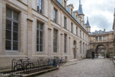 <center>Musée des Arts et Métiers.</center> L'ancien réfectoire, actuelle bibliothèque. Datant des années 1230, on l’attribue parfois sans preuve à Pierre de Montreuil.