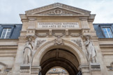 <center>Musée des Arts et Métiers.</center> De la hauteur d’un rez-de-chaussée, les bâtiments sur rue encadrent une grande porte d’entrée, dont l’arc en plein cintre retombe sur des pilastres doriques. Des socles élevés flanquent la porte et servent d’appui à deux cariatides représentant L’Art et La Science, sculptées par Elias Robert (1819-1874).