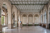 <center>Lycée Louis-Legrand.</center>Dès lors, bénéficiant de la protection officieuse du roi, le Collège de Clermont s'achemine, de 1618 à 1682, vers son apogée. En 1682, le Collège parvient à la consécration suprême. Le Roi-Soleil lui accorde son patronage officiel : l'établissement reçoit le nom de Collegium Ludovici Magni, Collège de Louis le Grand. Dès lors, l'établissement, bien qu'il n'ait encore jamais été agréé par l'Université de Paris, donne un enseignement fort apprécié à plus de 3 000 élèves. Toute l'organisation de l'enseignement secondaire est mise au point à cette époque suivant le Ratio Studiorum des Jésuites, avec la répartition en 6 classes de niveau, le découpage disciplinaire, des cours de physique et de chimie. L’École des Jeunes de langues a été établie en 1669 par Colbert pour former des interprètes en turc, arabe et persan. Elle est rattachée au Collège de Clermont (futur Lycée Louis-le-Grand) en 1700, puis absorbée en 1873 par l'École spéciale des Langues orientales. L'année 1762 voit la victoire du Parlement de Paris et de l'Université sur Louis le Grand. À la suite de la banqueroute du père Antoine Lavalette, la Compagnie de Jésus est rendue responsable des dettes du père. Le 21 novembre 1763, Louis-le-Grand est consacré chef-lieu de l'université de Paris. 28 collèges de Paris sont rassemblés à Louis le Grand. Bien qu'il partage avec le Recteur les vastes locaux de la rue Saint-Jacques, le nouveau principal décide d’entreprendre une véritable révolution pédagogique qui va relancer la guerre avec l’université de Paris. En 1766, il institue le concours de l'agrégation, qui est testé d’octobre à décembre à Louis-le-Grand. Allant plus loin encore, il organise dans les locaux du collège royal une École normale, préparant à l’agrégation. À cette époque, les élèves restent au collège pour toute la durée de leurs études : après le baccalauréat, ils ont la possibilité de choisir entre la préparation de l’agrégation, les études de médecine, les études de droit et celles de théologie.