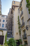 <center>La tour de Calvin, rue Valette.</center> A cet emplacement s’élevaient jusqu’au XIXe siècle les bâtiments du collège fondé en 1394 par Pierre Fortet, chamoine de Notre-Dame de Paris. Il subsiste, au fond de la cour, une tour qui permit à Calvin, encore étudiant, de s’enfuire par les toits des maisons voisines : en effet, il faillit être arrêté à la fin de l’année 1533, à la suite d’un concours suspect de son ami Nicolas Cop, recteur de l’Université de Paris. Réfugié à Nérac, auprès de Marguerite de Navarre, sœur de François 1er, il y prépara « l’institution de la religion chrétienne ». en 1585, la Sainte Ligue est fondée au collège de Fortet, et donne naissance au conseil des Seize (quartiers de Paris), responsable de la journée des Barricades qui livre la capitale aux partisans du duc de Guise le 12 mai 1588.