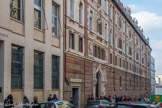 <center>Collège Sainte-Barbe, rue Valette. </center> En 1460, un ancien régent de grammaire au Collège de Navarre, Geoffroy Lenormant, ouvre un établissement où viennent étudier Ignace de Loyola et François-Xavier, futurs fondateurs de l’ordre des jésuites, et peut-être aussi Calvin. Le curé Saint-Hilaire, Robert Dugast, dote en 1556 ce collège des revenus nécessaires à la subsistance de quatre boursiers, un principal, en économe et un chapelain. Après des fortunes diverses, les bâtiments sont rachetés en 1798 par un ancien ecclésiastique rallié à la Révolution, Victor de Lanneau de Marcy (1758-1830), qui rebaptise l’institution « Collège des Sciences et des Arts, ci-devant Sainte-Barbe » et lui redonne un nouvel essor. Reçu à l’agrégation en 1821, Michelet y enseigne l’histoire entre 1822 et 1826 ; il prononce en 1825 un « Discours sur l(unité de la Science » resté célèbre. Alexandre Labrouste dirige l’établissement de 1838 à sa mort, en 1866, et ses frères édifient les bâtiments neufs, juste avant ceux de la bibliothèque Sainte-Geneviève.