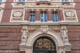<center>Collège Sainte-Barbe, rue Valette. </center> Médaillons de Labrouste et de de Lanneau. À la fin de la Révolution, Sainte-Barbe renaît grâce à l’initiative de Victor de Lanneau, directeur-adjoint du Prytanée depuis 1797, qui, l’année suivante, rachète les locaux de l’ancien collège. À partir de 1831, le collège Sainte-Barbe est confronté à un problème d’ordre financier ; les créanciers sont nombreux et pressants et le collège est au bord de la faillite. Sainte-Barbe est relevée financièrement lorsque Alexandre Labrouste, le 3 avril 1838, est appelé au poste de directeur. Une des premières mesures que le nouveau directeur met en place est la reconstruction du collège.
