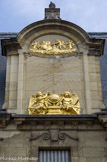 <center>Cour de la Sorbonne. </center>Les figures décoratives en bronze doré, L’Etude et la Science, ont été inventées par le sculpteur Gustave Aubert. La corniche en chapeau de gendarme protège par ailleurs l’inscription latine (« Nos jours fuient comme l’ombre »), gravée en lettres d’or. Dans la partie supérieure, le sculpteur Aubert a représenté Le Char d’Apollon ou Phœbus conduisant le char du Soleil, avec les allégories du Jour et de la Nuit.