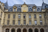 <center>Cour de la Sorbonne. </center>En 1676, les membres de la Sorbonne désignèrent l’abbé Jean Picard (1620-1682), astronome et membre de l’Académie des Sciences, pour dessiner trois cadrans solaires destinés à la Cour d’honneur : l’un sur la façade regardant vers le sud ; les deux autres sur les façades perpendiculaires. Le cadran de la façade regardant vers le sud, légèrement déclinant de l’après-midi, fut restauré par l’architecte Louis-Ernest Lheureux en 1876.