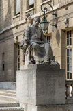 <center>Cour de la Sorbonne. </center>Louis Pasteur,  par Dominique Jean-Baptiste Hugues (1849-1930) symbolise les Sciences.