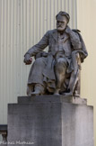 <center>Cour de la Sorbonne. </center>Victor Hugo par Laurent-Honoré Marqueste, symbolise les Lettres.