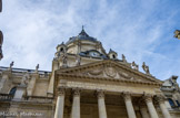 <center>Chapelle de la Sorbonne. </center>Les quatre statues encadrant le fronton du portique représentent La Philosophie, La Théologie, La Science et La Religion. L’inscription latine en lettres dorées de  l’entablement célèbre le fondateur de la chapelle Sainte-Ursule : « Armand-Jean, cardinal et duc de Richelieu, proviseur de Sorbonne, a fait construire cette église en 1642 ».