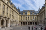 <center>Cour de la Sorbonne. </center>A droite, le bâtiment de la bibliothèque. Ce pavillon présente trois grandes arcades pareillement flanquées de colonnes doriques. Il fait face à un semblable pavillon à haute toiture d’ardoises, qui marque le milieu de l’aile orientale et donne accès au hall des amphithéâtres et à l’escalier d’honneur de la bibliothèque universitaire.