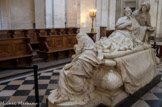 <center>Chapelle de la Sorbonne. </center> Le tombeau de Richelieu.  Il se compose d'une vasque de marbre blanc sur laquelle repose le corps du cardinal soutenu par une figure de la religion. À ses pieds, se trouve la figure de la science qui le pleure également.