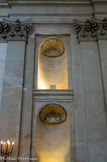 <center>Chapelle de la Sorbonne. </center> Des niches superposées, autrefois habitées de statues, occupent les murs en bordure de la croisée du transept.