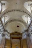 <center>Chapelle de la Sorbonne. </center> La nef unique comprend un seul niveau de grandes arcades, scandé de pilastres corinthiens, qui supportent un large entablement à corniche saillante. Elle est coiffée d’une voûte en berceau, à lunettes en pénétration, dont les arcs doubleaux sont décorés de rosettes.