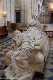 <center>Chapelle de la Sorbonne. </center> Le tombeau de Richelieu. C'est une œuvre magnifique, réalisé en marbre par Girardon (1694), d'après les dessins de Lebrun.