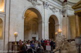 <center>Chapelle de la Sorbonne. </center> A l'arrière, deux anges portent les armoiries de Richelieu, ornées du chapeau de cardinal et du cordon de l’Ordre du Saint-Esprit. Les grandes arcades de la nef et du chœur sont surmontées d’un cartouche aux armes « à trois chevrons de gueules » du cardinal de Richelieu. Le blason est surmonté de la couronne ducale et encadré de feuilles de palme.