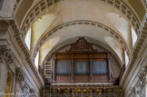 <center>Chapelle de la Sorbonne. </center> Au-dessus du porche sur le parvis, se trouve le seul orgue non modifié du facteur Paul Dallery, construit en 1825 sous la direction de son père François, successeurs de la dynastie Clicquot. Dans un style classique français, il est considéré comme un exceptionnel témoignage de la facture d'orgues du début du XIXe siècle.