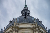 <center>Chapelle de la Sorbonne. </center> Les  pilastres du dôme servent d’appui à de petits génies portant une lampe enflammée. Des pots-à-feu, à l’aplomb de chaque génie, ceignent la base de la toiture du dôme.