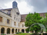 <center>Le musée d’art et d’histoire.</center> Sauvés de la destruction en 1972 par la municipalité de Saint-Denis, les bâtiments de l’ancien Carmel abritent, depuis 1981, le musée d’art et d’histoire. Fondé en 1625, le monastère des Carmélites fut construit sous la surveillance de sept religieuses originaires d’Amiens qui s’installèrent dans un premier temps dans le pavillon situé à l’angle de la cour d’entrée du musée et de l’actuelle rue Gabriel Péri. La première pierre de l’église primitive fut posée en 1628 par la reine Marie de Médicis. Fondé en 1899 et inauguré en 1901, le musée de Saint-Denis est, dans un premier temps, installé dans l’ancien Hôtel-Dieu de la ville, puis avec la bibliothèque municipale. En 1972, la municipalité de Saint-Denis achète le carmel et entreprend aussitôt sa restauration et son aménagement pour y accueillir le musée d’art et d’histoire. Il ouvrira ses portes dans ses nouveaux locaux en mai 1981.