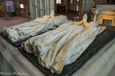 <center>Henri II et Catherine de Médicis.</center>Ces gisants reproduisent les effigies funéraires en cire et en bois présentées sur des lits de parade à la mort des souverains. Provenance : rotonde des Valois. Commande de Catherine de Médicis en 1583, par Germain Pilon, marbre.
