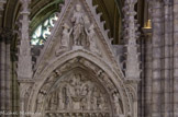 En haut, le Christ bénit saint Denis et saint Martin. Sous l'arc, les trois saints présentent l'âme de Dagobert sur un linge vers la main de Dieu qui sort d'un nuage, symbole de l'au-delà. Dagobert est sauvé de l'enfer grâce aux saints auxquels il a consacré des églises. Un des objectifs du tombeau était d'inciter les rois à se faire inhumer dans la basilique.