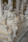 <center>Louis XII et Anne de Bretagne
</center>Sur le pourtour douze apôtres et les vertus cardinales (prudence, justice, force, tempérance). La Justice (l’épée a disparu),