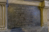 <center> La crypte. </center>La chapelle des Bourbons. Dans la première moitié du XIXe siècle, l’architecte François Debret (1777-1850) place dans la crypte, en ordre chronologique, tous les gisants de Saint-Denis. Pour les rois sans tombeaux sculptés, il commande une série d’inscriptions funéraires et de tombeaux factices dont une partie est présentée ici. Pour les réaliser, Debret utilise de nombreux fragments lapidaires des XVIIe et XVIIIe siècles apportés par Alexandre Lenoir en 1818.