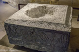 <center> La crypte. </center>Base de colonne carolingienne décorée et sculptée de motifs végétaux découverte dans le bas-côté Nord de la basilique en 1881.