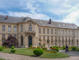 <center>Maison d'éducation de la Légion d'honneur. </center> Les maisons d'éducation de la Légion d'honneur sont des établissements scolaires secondaires français créés par Napoléon Ier dont l'admission est réservée aux filles, petites-filles et arrière-petites-filles des décorés français et étrangers. Ce bâtiment de l'abbaye royale de Saint-Denis, achevé sous le règne de Louis XV, constitue un bel exemple de l'architecture du XVIIIe siècle. Les portent l’empreinte d’architectes de renom, et après avoir accueilli les moines de l’abbaye bénédictine, ils seront transformés en 1795 en hôpital militaire. Les bâtiments du XVIIIème siècle portent l’empreinte d’architectes de renom, et après avoir accueilli les moines de l’abbaye bénédictine, ils seront transformés en 1795 en hôpital militaire.