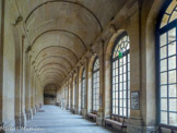 <center>Maison d'éducation de la Légion d'honneur. </center> A St Denis, la Maison de la Légion d’Honneur occupe les anciens bâtiments de l’abbaye royale. Il ne reste plus rien de l’abbaye des origines, sinon le cloître attenant, très remanié, qui fut donné à la Maison d’éducation en 1809. Ce cloître est le plus vaste de France, chacune des quatre galeries mesurant 69 mètres de long et comportant 14 travées.
