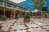 <center>Musée des Arts Forains. </center> Les salons vénitiens  regroupent des décors, objets et attractions sur le thème de Venise et de l'Italie vues par les fêtes foraines.