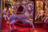 <center>Musée des Arts Forains. </center> Douze chevaux alignés par rangée de trois donnent le mouvement à l’ensemble de la cavalerie. Ces chevaux sauteurs, dont la queue est en bois à la française, sont de la firme Limonaire. Ils sont encadrés par huit autres chevaux cabrés en majesté et richement harnachés, sculptés par l’atelier de Friederich Heyn.