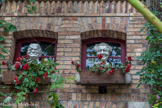 <center>Musée des Arts Forains. </center> Louis de Funes et Coluche.