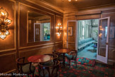 <center>Maxim's. </center> Le bar. Au fond, terrasse couverte/fumoir.
